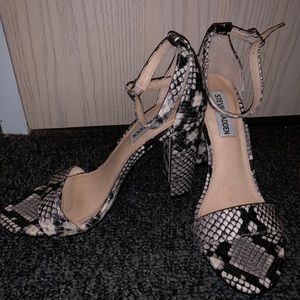 CARRSON SNAKE STEVE MADDEN HEELS